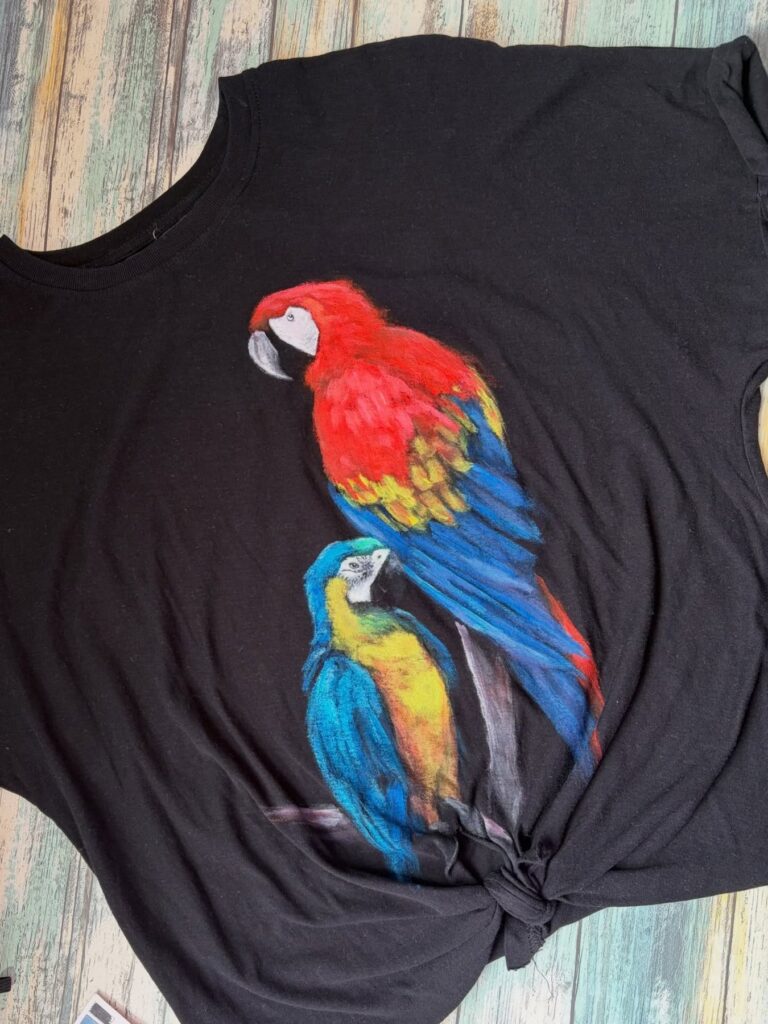Los loros: camiseta pintada a mano – pintura textil a mano, Al fresco! Creaciones (Murcia)