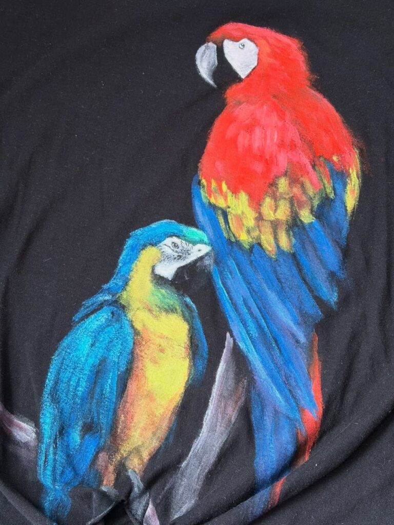 Los loros: camiseta pintada a mano – pintura textil a mano (detalle 1), Al fresco! Creaciones (Murcia)
