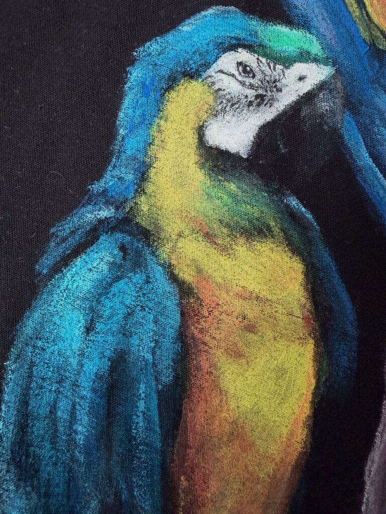 Los loros: camiseta pintada a mano – pintura textil a mano (detalle 2), Al fresco! Creaciones (Murcia)