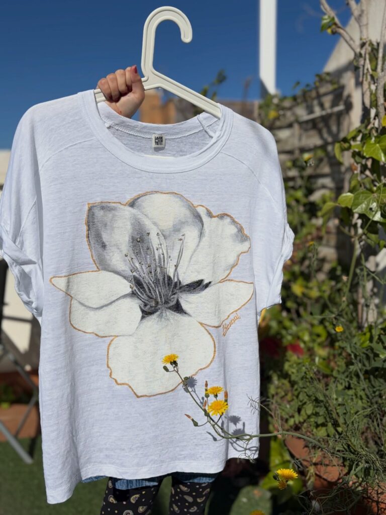 Dos camisetas, dos maneras de sentir el color – pintura textil a mano, Al fresco! Creaciones (Murcia)
