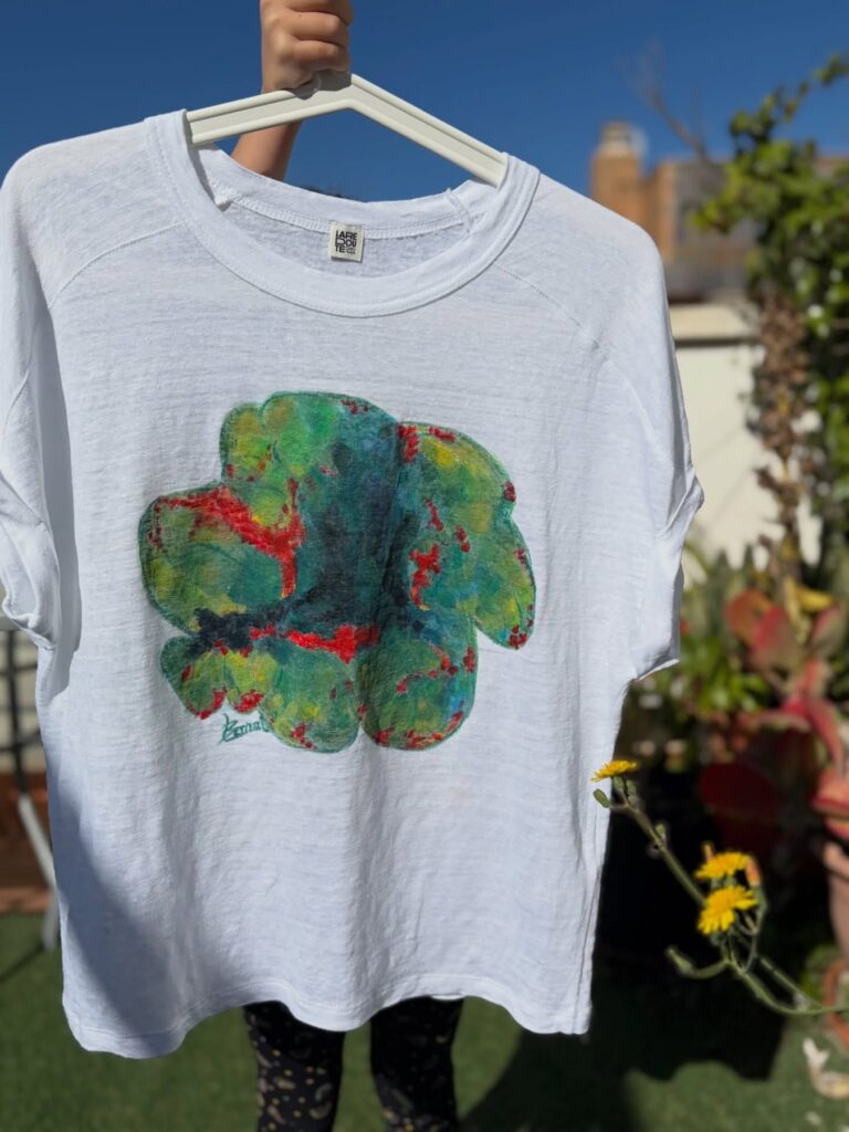 Dos camisetas, dos maneras de sentir el color – pintura textil a mano (detalle 1), Al fresco! Creaciones (Murcia)