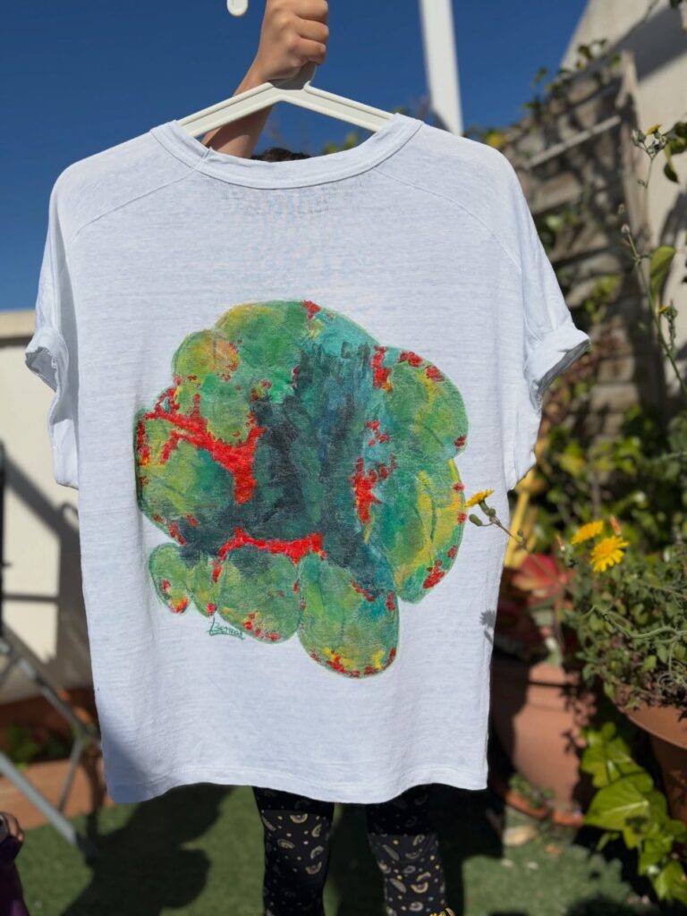 Dos camisetas, dos maneras de sentir el color – pintura textil a mano (detalle 2), Al fresco! Creaciones (Murcia)