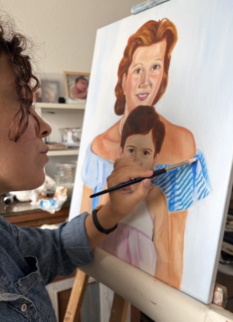 Lidia pintando una obra