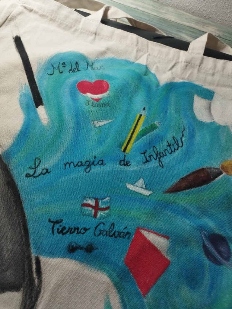 Tote bag para una maestra con magia – pintura textil sobre tote bag (detalle 3), Al fresco! Creaciones (Murcia)