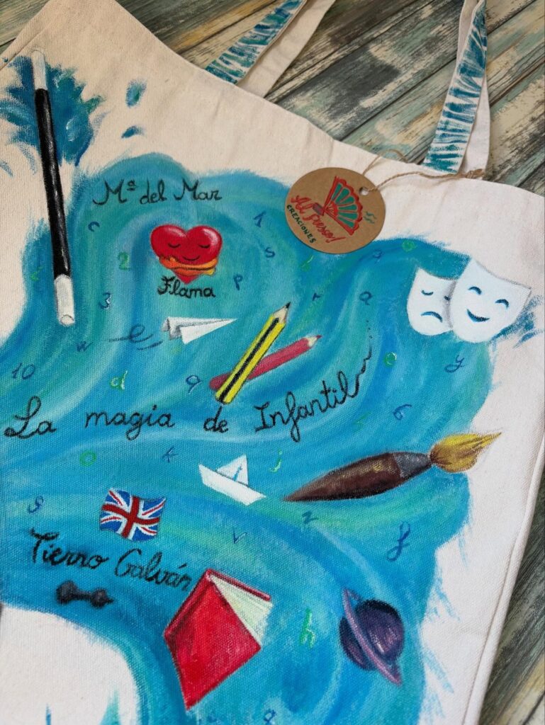 Tote bag para una maestra con magia – pintura textil sobre tote bag (detalle 4), Al fresco! Creaciones (Murcia)