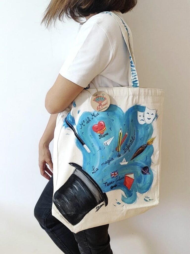 Tote bag para una maestra con magia – pintura textil sobre tote bag (detalle 5), Al fresco! Creaciones (Murcia)