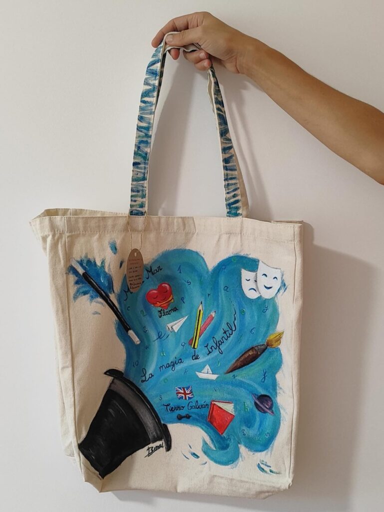 Tote bag para una maestra con magia – pintura textil sobre tote bag (detalle 6), Al fresco! Creaciones (Murcia)
